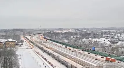 Traffic crawling on a snowy A2 motorway near Vianen. 5 Jan. 2026