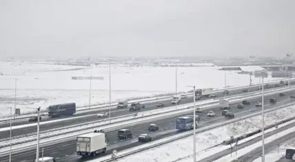 Traffic runs slow and smooth along the A4 motorway, with a ground stop in effect at a snowy Schiphol Airport in the background. 5 Jan. 2026