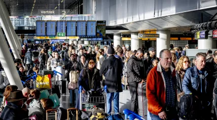 Travelers at Schiphol Airport. Hundreds of flights at the airport were once again canceled due to snowfall.