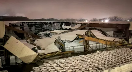 Roof of a 30,000 m2 building collapsed under snow on Gesworenhoekseweg in the Vossenberg industrial estate in Tilburg. 8 January 2026