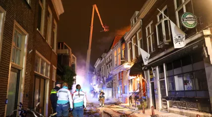Emergency services at the scene of a very large fire on Grote Hoogstraat in Leeuwarden's historic city center, 13 January 2026