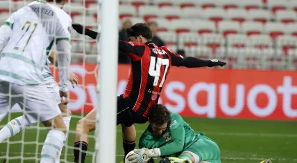Tiago Gouveia (C) of OGC Nice and Jari De Busser (R) of Go Ahead Eagles in action during the UEFA Europa League soccer match between OGC Nice and Go Ahead Eagles in Nice, France, 22 January 2026.