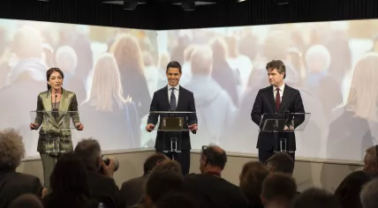 Parliamentary leaders Rob Jetten (D66), Henri Bontenbal (CDA), and Dilan Yesilgoz (VVD) presenting their coalition agreement at Nieuwspoort.