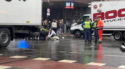 Slippery roads may have played a role in a fatal collision when a woman biking on Ceintuurbaan in Amsterdam was struck and killed by a truck. 8 Jan. 2026
