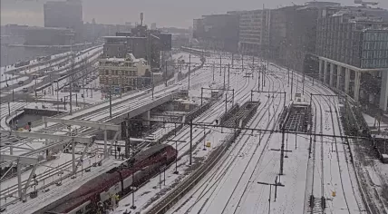 A Eurostar train waits on a snowy platform at Amsterdam Centraal Station. 7 Jan. 2026
