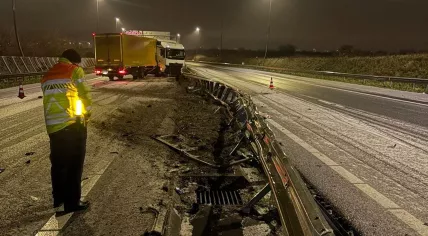 A truck driver lost control on a snowy, icy portion of the A5, prompting the closure of the motorway between IJmuiden and the Raasdorp interchange near Amsterdam's Westpoort area. 2 Jan. 2026