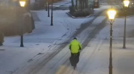 A bicyclist tried to navigate the snowy, icy streets of Elburg, Gelderland. 3 Jan. 2026