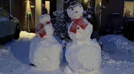 A pair of Ajax snowfans spotted in a Diemen neighborhood on a wintry morning. 6 Jan. 2026