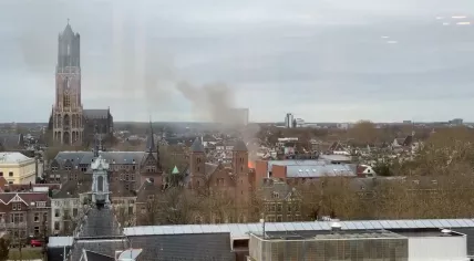 Fire broke out moments after at least one explosion on the Visscherssteeg in Utrecht. Four people were reported injured during the initial response. 15 Jan. 2026