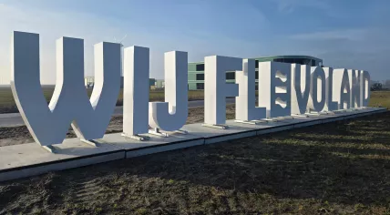 The letters spelling “WIJ FLEVOLAND” in Urk. 31 Jan. 2026
