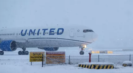 A United Airlines flight on a snowy day at Schiphol Airport. 5 Jan. 2026