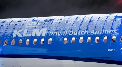 A snowy Boeing 787-10 Dreamliner operated by KLM before departing Schiphol Airport for Dubai. 7 Jan. 2026