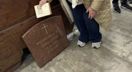 Relative collects gravestone and prayer book left at a thrift store in Aalsmeer, 1 February 2026