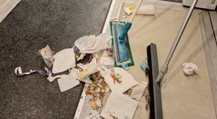 Carnivalgoers left trains operated by Nederlandse Spoorwegen littered with trash. 14, 2026.