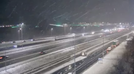 Snow falls on the A4 along the southern edge of Schiphol Airport, near Amsterdam and Badhoevedorp. 15 Feb. 2026