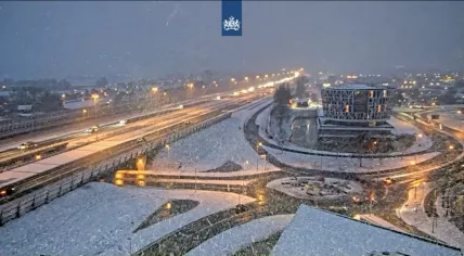 Snowfall along the A4 south of Schiphol Airport near Roelofarendsveen, just across the border from Noord-Holland into Zuid-Holland. 15 Feb. 2026