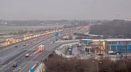 Drivers stuck in traffic on a slick and icy A4 at the N11 near Leiden and Alphen aan den Rijn, Zuid-Holland. 19 Feb. 2026