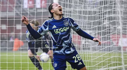 Kian Fitz-Jim of AFC Ajax celebrates scoring the 1–1 during the Dutch Eredivisie match between AZ Alkmaar and AFC Ajax at the AFAS Stadium on February 8, 2026, in Alkmaar, the Netherlands.