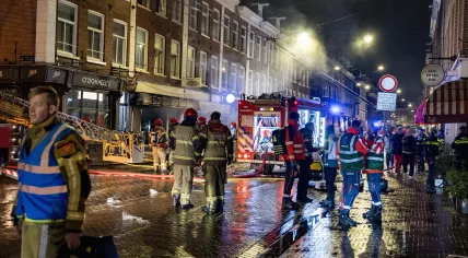 Emergency services at a large fire in a store on Ferdinand Bolstraat in Amsterdam’s De Pijp neighborhood. 17 February 2026