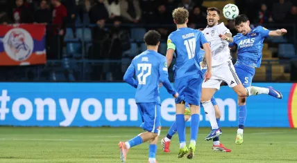 Alexandre Penetra (R) of AZ Alkmaar in action during the UEFA Conference League play-offs 1st leg match between FC Noah and AZ Alkmaar, in Yerevan, Armenia, 19 February 2026.