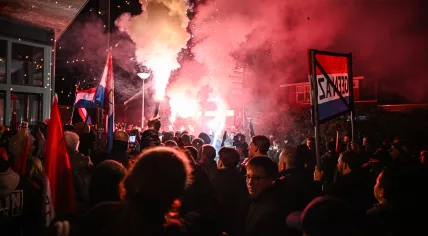 A protest against a proposed asylum seeker shelter in Molenlanden turned violent Tuesday evening, with demonstrators setting off fireworks near the municipal building in Bleskensgraaf, 24 February 2025