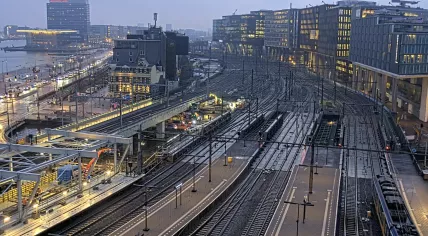 Empty rails at Amsterdam Central Station due to rail works and switch issues decreasing train traffic to Utrecht, 4 February 2026