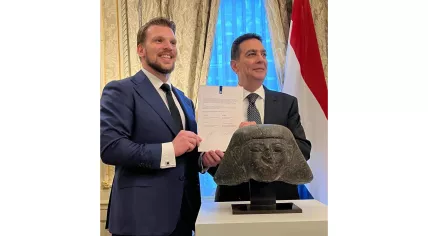 Caretaker Culture Minister Gouke Moes (l.) presents Egyptian Ambassador Emad Hanna with a 3,500-year-old sculpture likely stolen from the Luxor region during Arab Spring. The artifact was seized by Dutch police at TEFAF in Maastricht in 2022. 5 Feb. 2026