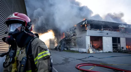 A large fire raging at a storage site for electric scooters on Nieuwe Hemweg in Amsterdam‑Westpoort, producing thick smoke, March 20, 2026. 