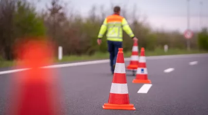 Archive photo of a Rijkswaterstaat worker placing cones to close a lane on a road