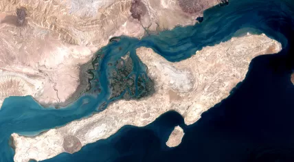 Qeshm Island in the Strait of Hormuz, Iran mages acquired by the Enhanced Thematic Mapper on NASA’s Landsat 7 satellite, August 23, 2000.