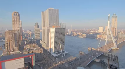 Sunshine and blue skies at the Erasmus Bridge in Rotterdam, 5 March 2026