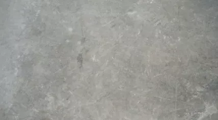 A lavasteen gietvloer, a type of flooring that mixes volcanic rock to look like concrete