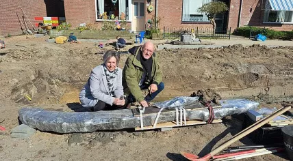 The mayor of Wijk bij Duurstede Petra Doornenbal and Alderman Bert Lubbinge posing with a finding of a Viking ship.