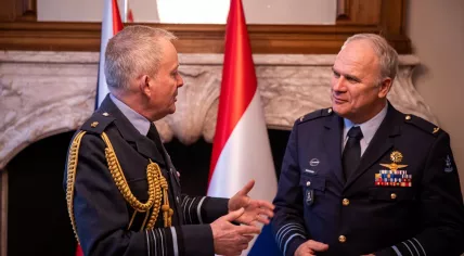 Netherlands Defence Chief Onno Eichelsheim and his British counterpart, Air Chief Marshal Sir Richard Knighton, discussing the Strait of Hormuz and the conflict between the U.S., Iran, and Israel. 1 Apr. 2026