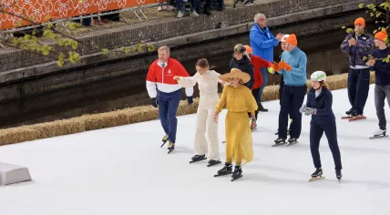 King Willem-Alexander, Princess Ariane, and Queen Máxima strap on the skates during the King’s Day celebrations in Dokkum. 27 April 2026