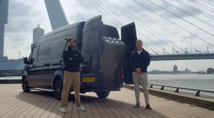 Noorder Dynamics Danny Bouwer and Santiago Martina standing with the anti-drone system they developed in Rotterdam