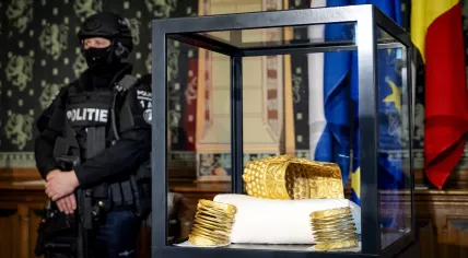 The stolen Dacia gold treasures from Romania, including the Cotofenesti helmet, were recovered 14 months later, and unveiled by police at the Drents Museum. 2 April 2026