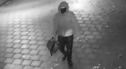 One of two people suspected in an explosive arson outside the Atrium office complex on Strawinskylaan in Amsterdam’s Zuidas business district. 16 Mar. 2026