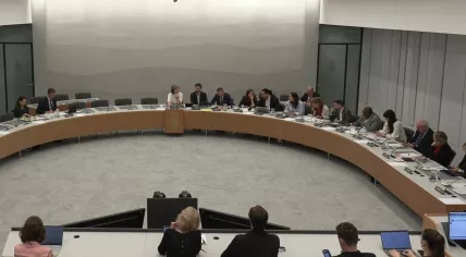 International Committee sitting across from Minister Sjoerdsma during debate on humanitarian aid, April 9, 2026