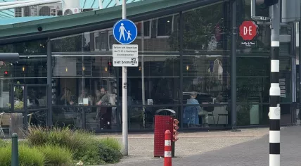 The e pedestrian crossing from the Stadspolder station toward the shopping center in Dordrecht, where a boy on a fatbike attacked an grandfather and another passerby on 7 May 2026