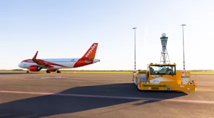 Electric TaxiBot taxiing an easyJet Airbus A320 from the gate to the Polderbaan runway at Schiphol Airport, May 2026 