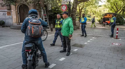 Security turning a fatbike rider away from the Vondelpark on the day that the city's fatbike ban in the park takes effect, 11 May 2026
