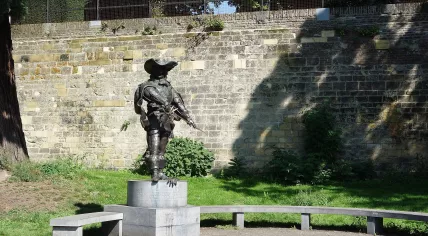 Bronze statue of Count d'Artagnan by Alexander Taratynov by the city wall in Aldenhof Park in Maastrict, September 2021