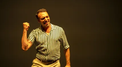 Performer Pim van Amerongen on stage in 2025