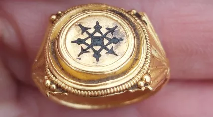 Gold ring from the 3rd or 4th century AD found during archeological research in the Nieuwe Drostendiep stream valley near Emmen. 2026