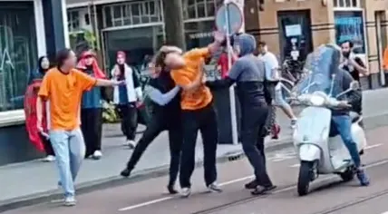 A man attacks a man in an Oranje shirt with a bike chain in Amsterdam-Zuid after the Oranje-Morocco World Cup match, June 30, 2026.