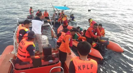 Indonesian Sea and Coast Guard personnel take part in a search-and-rescue operation. March 25, 2017.