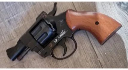 A gun found in the search of a home belonging to a new suspect in a string of Noord-Holland armed robberies in 2020 and 2021. 25 February 2025