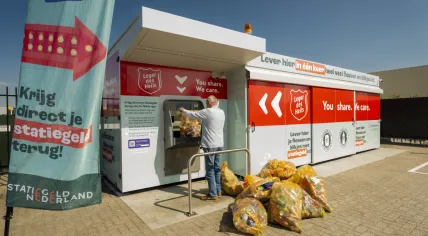 Bulk machine for returning deposit bottles and cans in Hoorn, April 2026