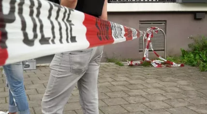 Police at an apartment building on Van den Tempelstraat in Schiedam where cops shot an ax waving man, 30 May 2018